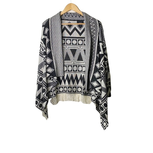 Trendy Geometrical Shrug Size Small for Women, warm and cozy - Picture 5 of 7